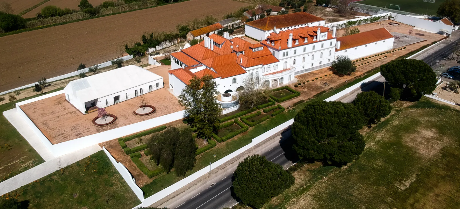 Vista aérea da Quinta dos Patudos e dos seus jardins murados, em Alpiarça