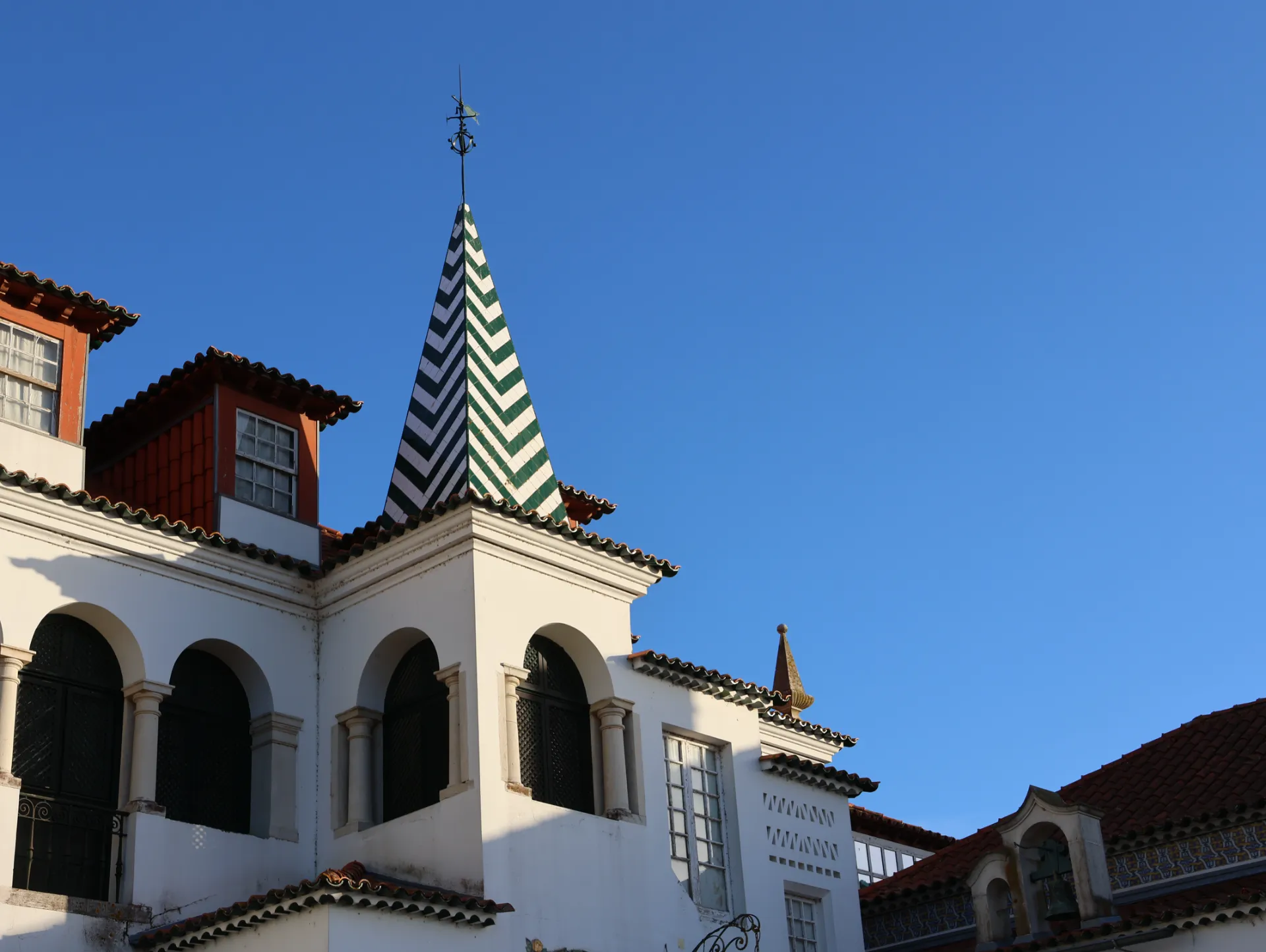 Torreão da Casa dos Patudos com cobertura em xadrez verde e branco, detalhe da arquitectura de Raul Lino