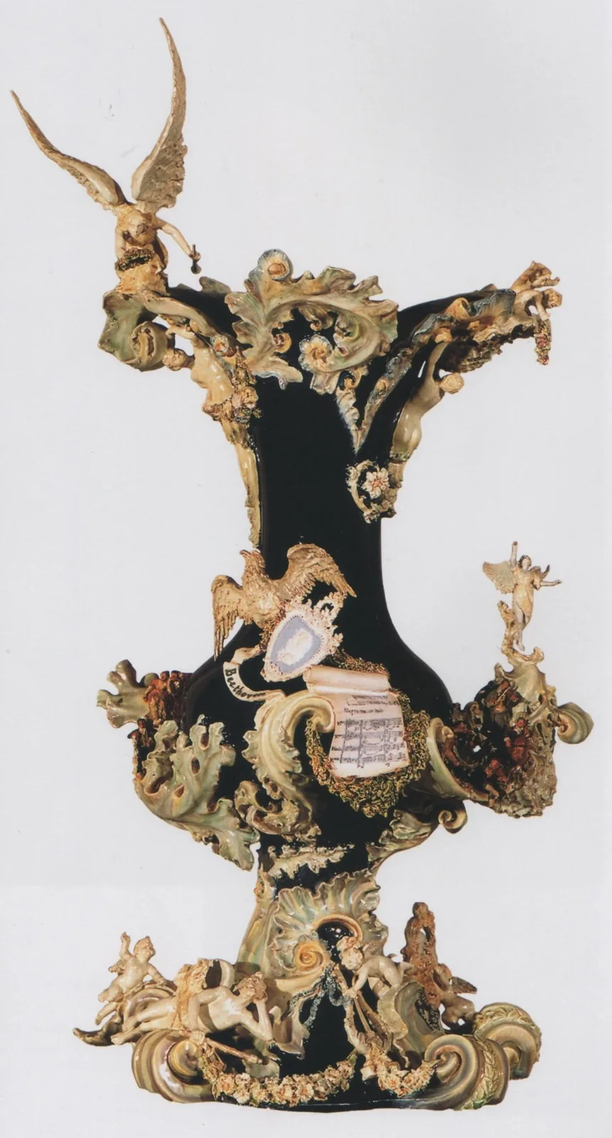 Jarra Beethoven, de Rafael Bordalo Pinheiro, 1895 — jarra de barro vidrado com 2,30 m, Sala da Música da Casa dos Patudos