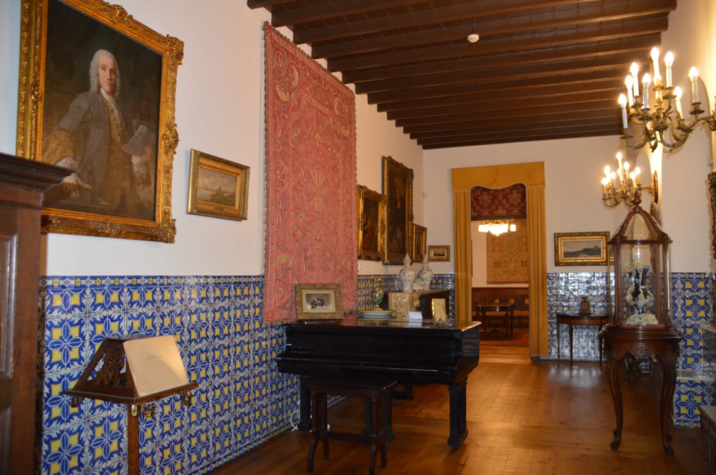 Sala da Música da Casa dos Patudos: pianola, retrato de Domenico Scarlatti, vitrine com a réplica da Jarra Beethoven e azulejos azuis e amarelos