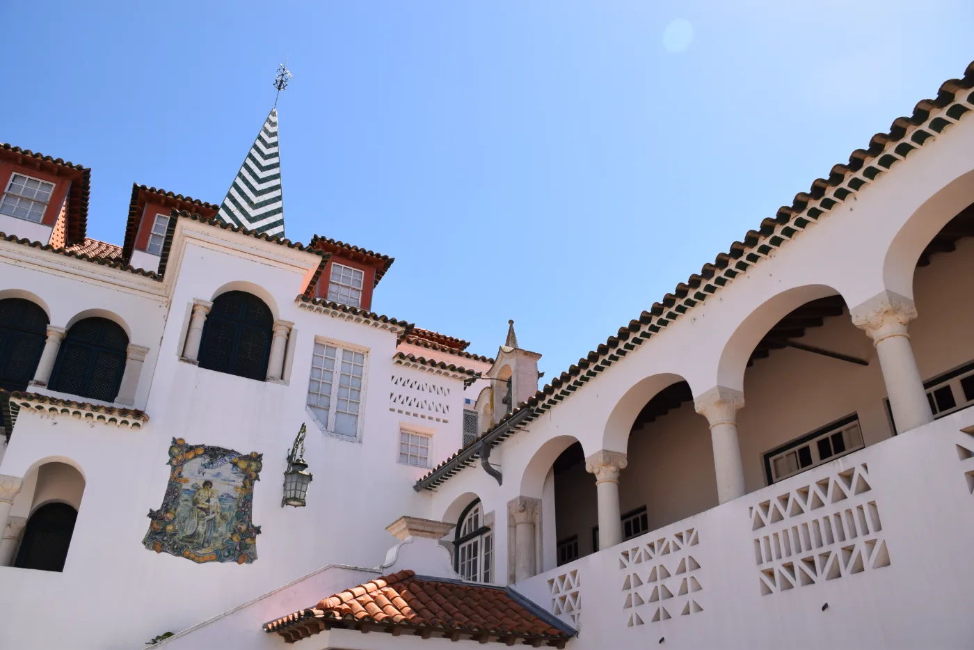 Átrio nobre da Casa dos Patudos, com escadaria, azulejos azuis e brancos e talha dourada, casa-museu de José Relvas em Alpiarça